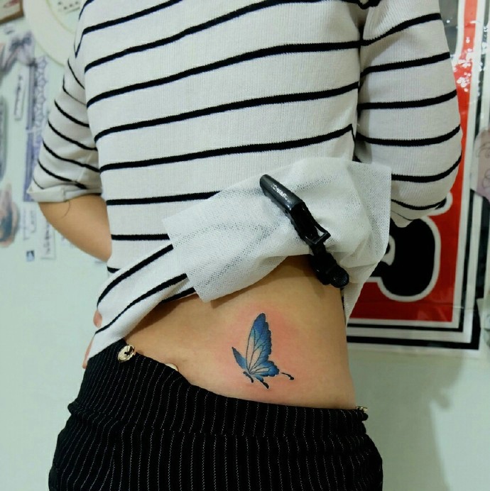 点击大图看下一张：隐藏在女生侧腰部的小蝴蝶纹身(1/2)