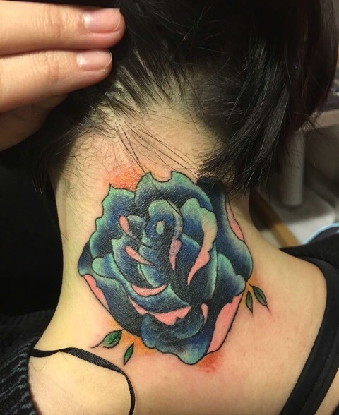 点击大图看下一张：女生颈部上的一朵玫瑰花朵纹身(1/1)