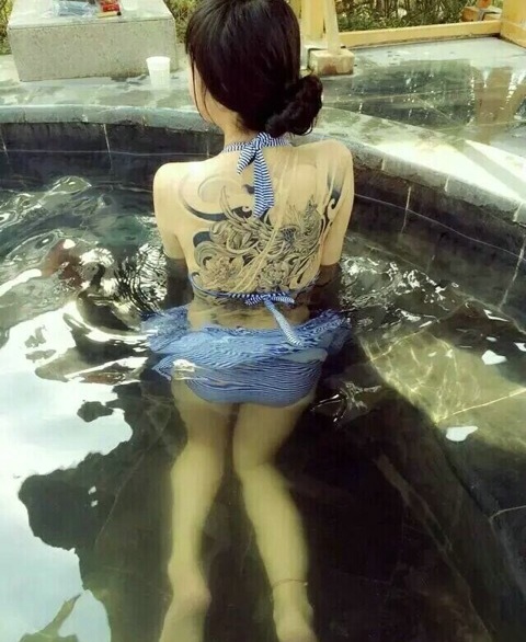 点击大图看下一张：水池里的性感美女亮出她的漂亮纹身(2/2)