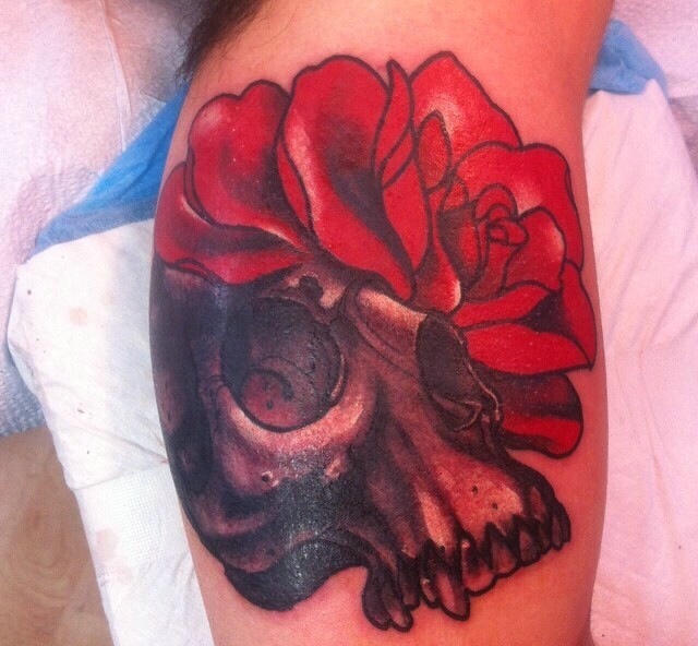 点击大图看下一张：惊艳的大红花朵和骷髅一起的纹身(1/1)