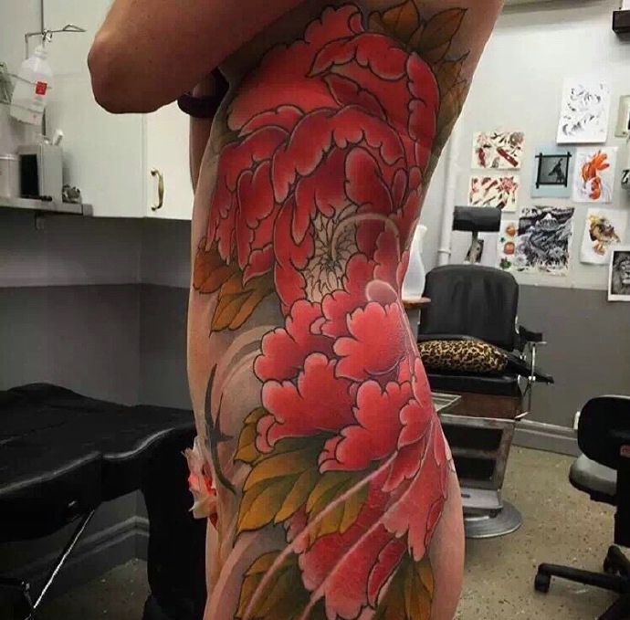 点击大图看下一张:身材暴露的女生侧腰部牡丹花纹身(1/1)