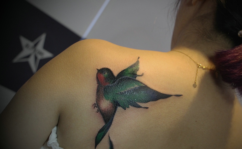 点击大图看下一张：一只活灵活现的小燕子纹身非常可爱(2/2)
