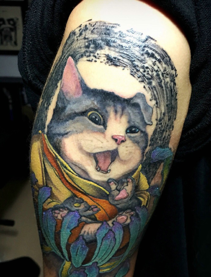 点击大图看下一张：非常可爱调皮的大臂小猫纹身(2/3)