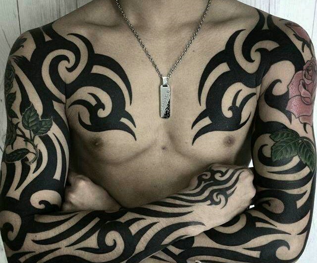 点击大图看下一张：很有魅力的一款双半甲玛雅纹身(1/1)