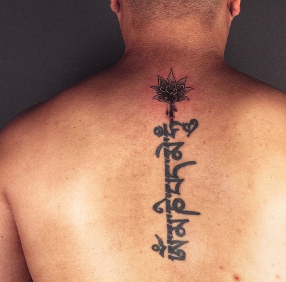 点击大图看下一张：中年男士脊椎上的简单梵文纹身(2/2)
