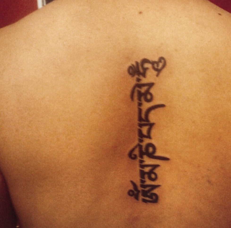 点击大图看下一张：中年男士脊椎上的简单梵文纹身(1/2)