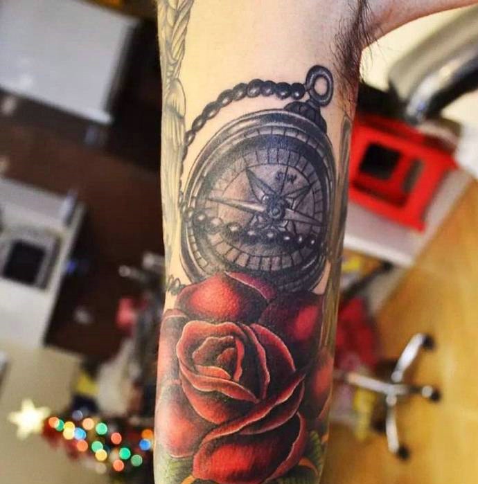点击大图看下一张：指南针和玫瑰花一起的手臂纹身(1/1)