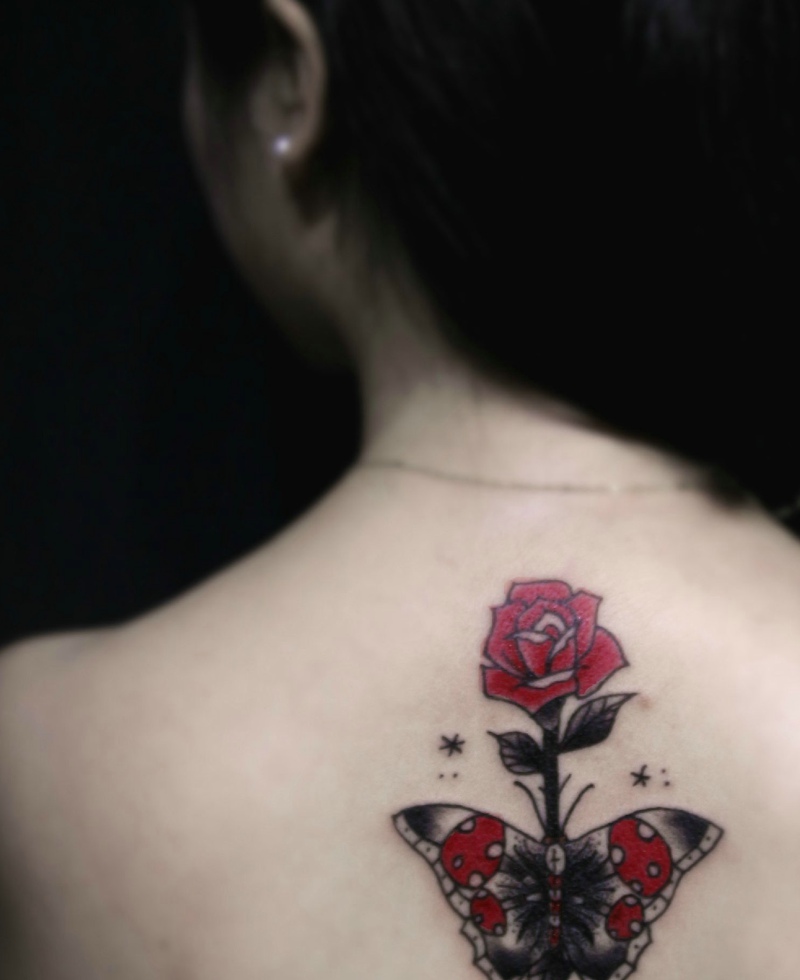 点击大图看下一张：红玫瑰和蝴蝶结合的背部纹身(1/1)