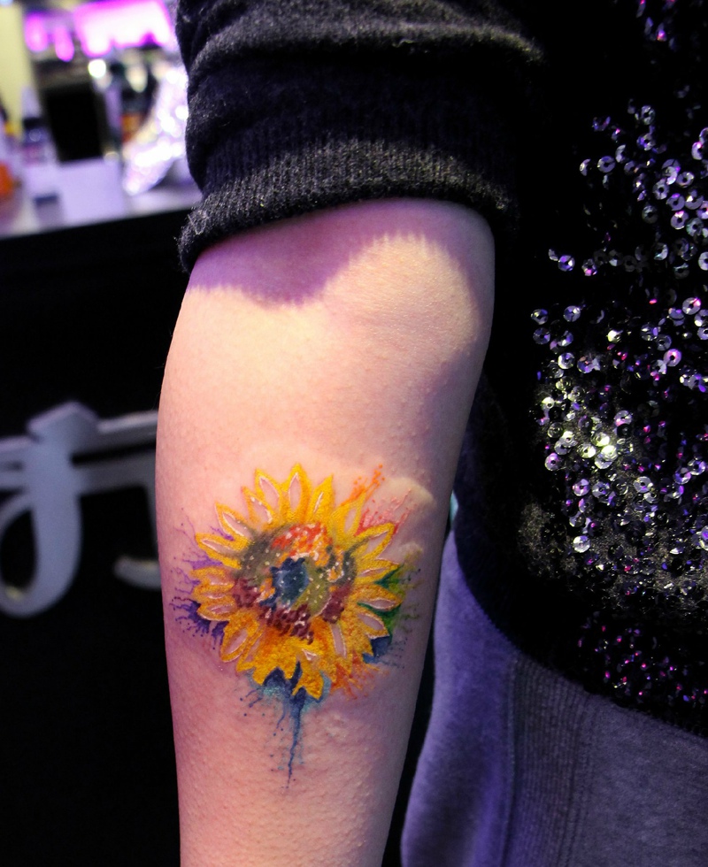 点击大图看下一张：落在手臂的一朵向日葵纹身(1/1)