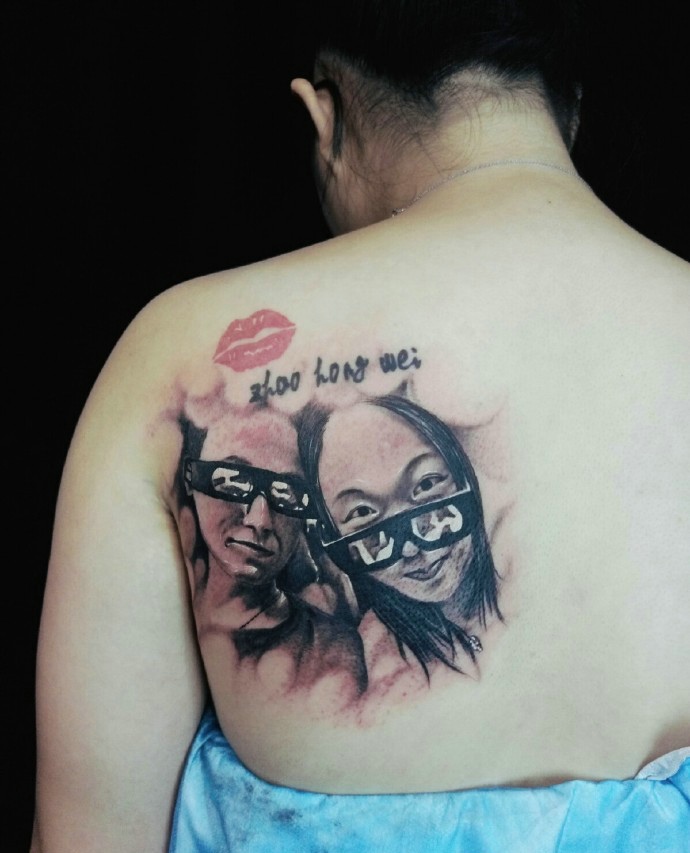 点击大图看下一张：背部很有爱的父女俩肖像纹身(1/1)