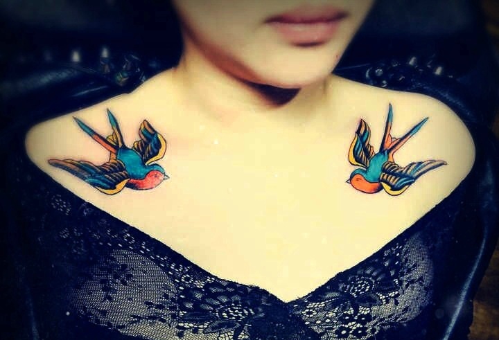 点击大图看下一张：胸前可爱唯美的两只小燕子纹身(1/1)