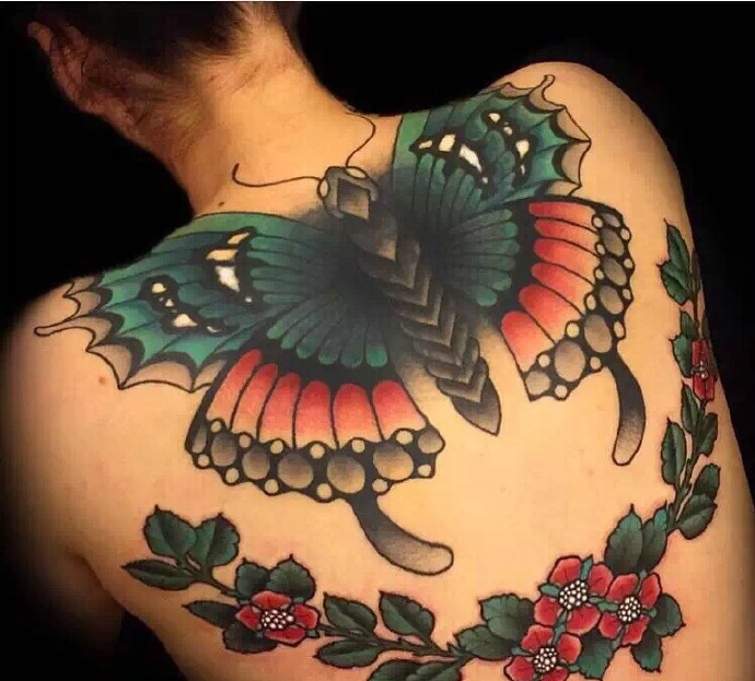 点击大图看下一张：花和大蝴蝶结合的背部纹身(1/1)