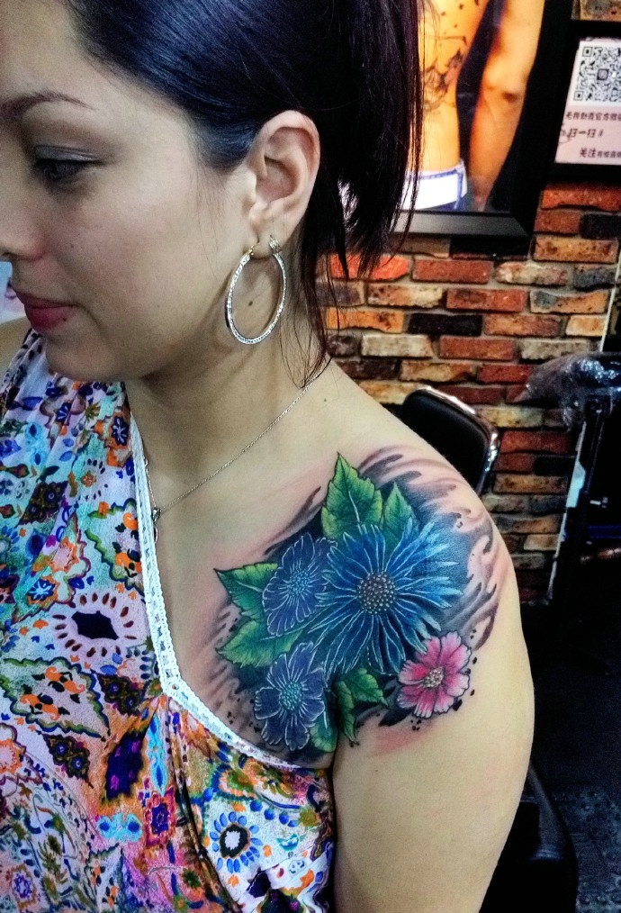 点击大图看下一张：成熟女性香肩上的唯美花朵纹身(1/1)