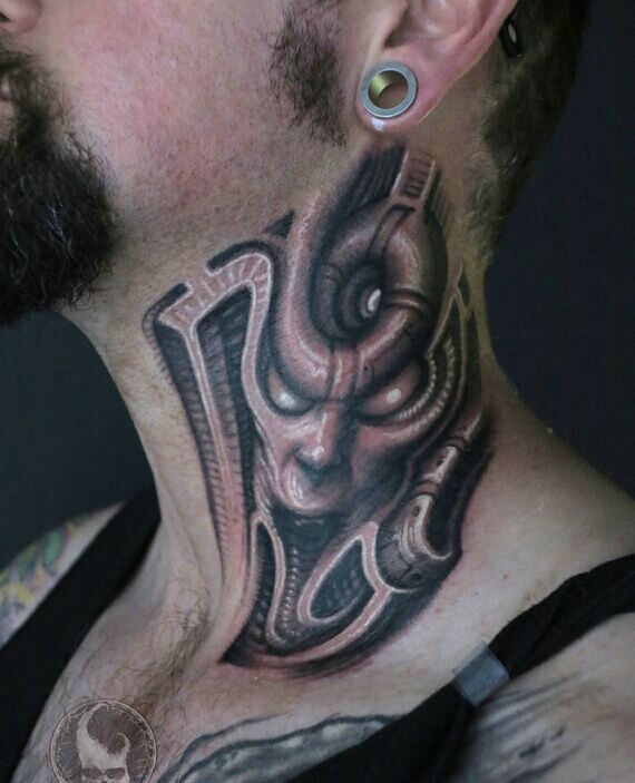 点击大图看下一张：时尚男士颈部上的个性图腾纹身(2/3)