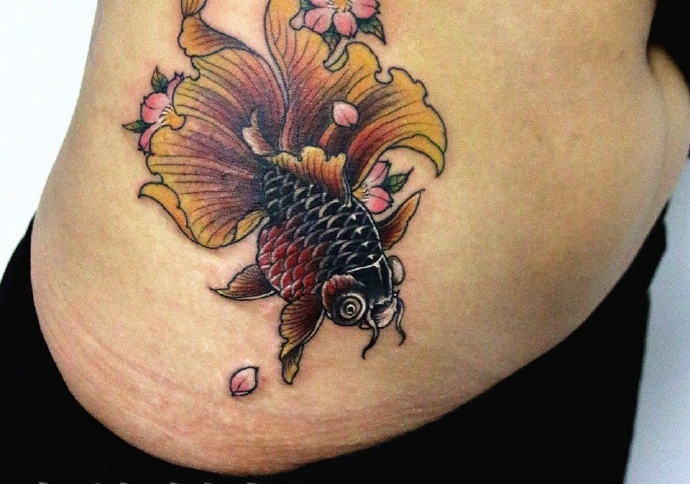 点击大图看下一张：性感的侧腰部有着小鲤鱼刺青(1/1)