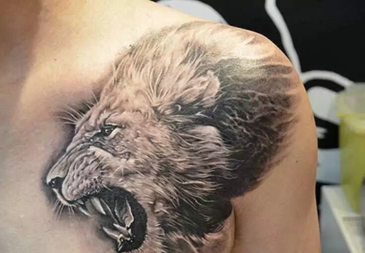 点击大图看下一张：个性威武的狮子头纹身(2/2)