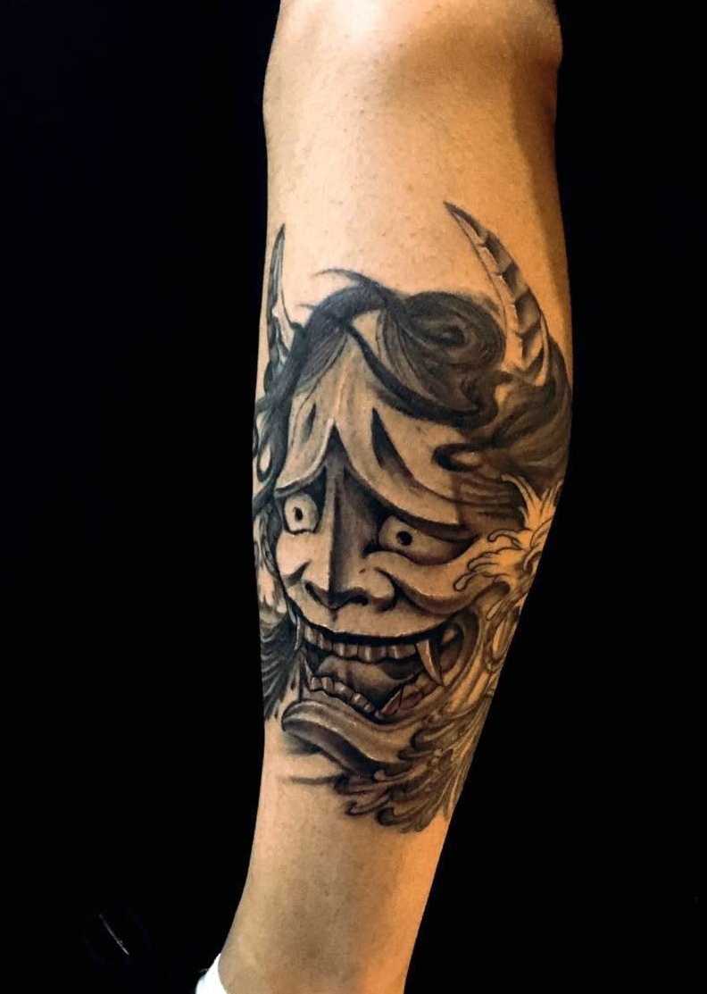 点击大图看下一张：年轻男士小腿个性小般若纹身(1/1)