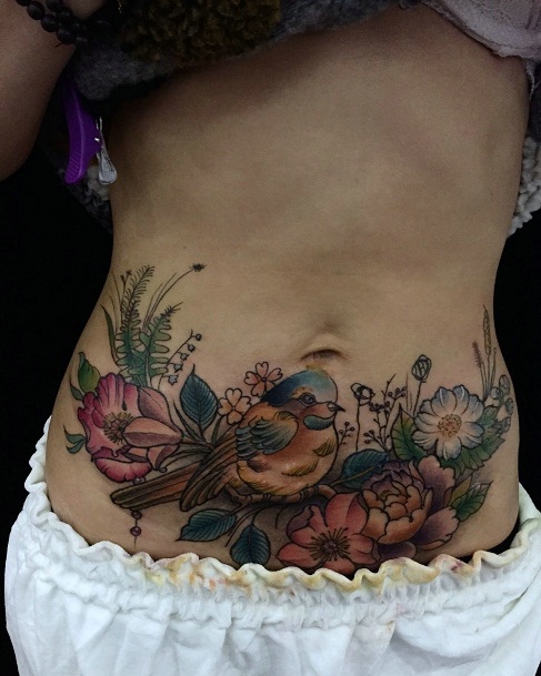 点击大图看下一张：遮盖着旧疤痕的喜鹊和花朵腹部纹身(1/1)