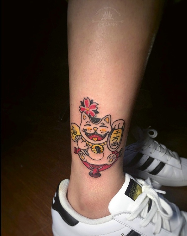 点击大图看下一张：小腿招财猫纹身美美哒(1/3)