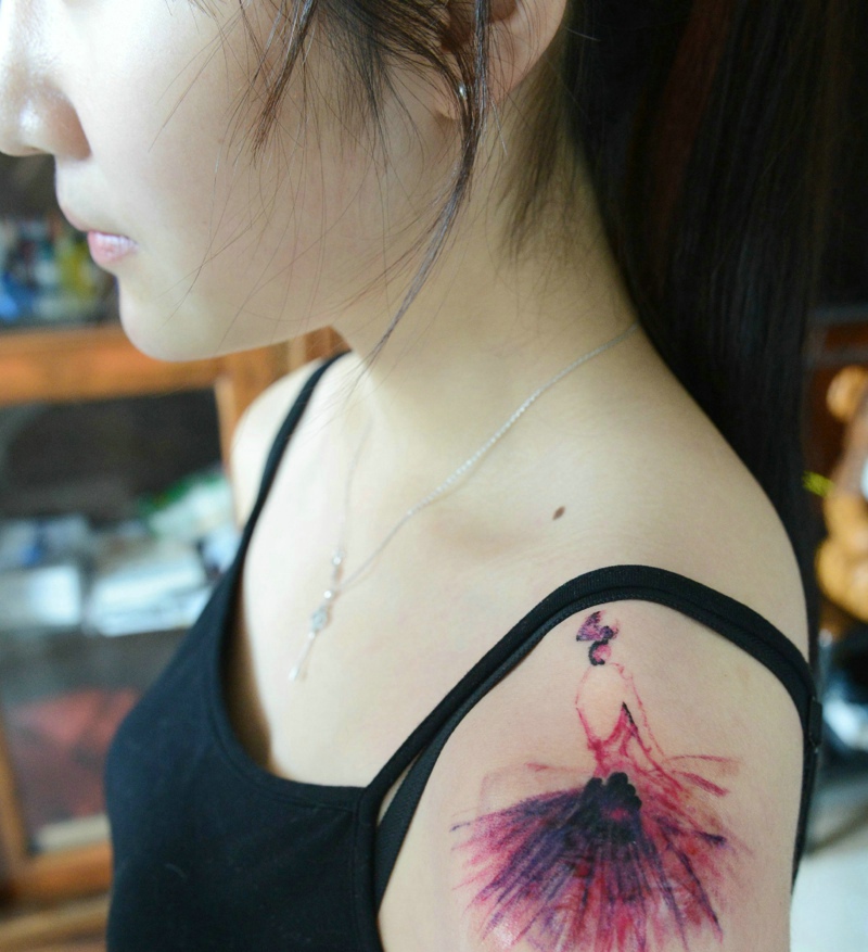 点击大图看下一张：可爱女生大臂上的个性小图案纹身(1/1)