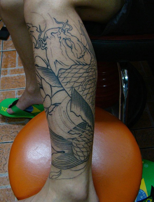 点击大图看下一张：处在小腿上的简陋黑白鲤鱼刺青(1/1)