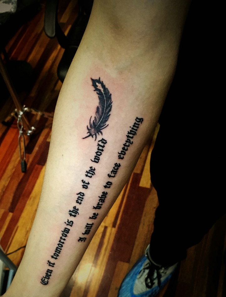 点击大图看下一张：手腕上的英文字母纹身图片(1/1)