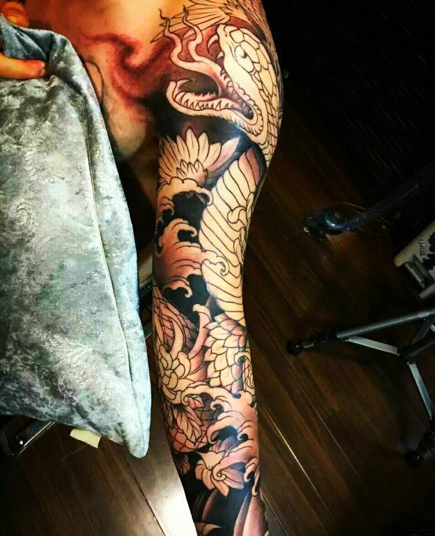 点击大图看下一张：蛇与花结合的另类手臂纹身图案(2/2)