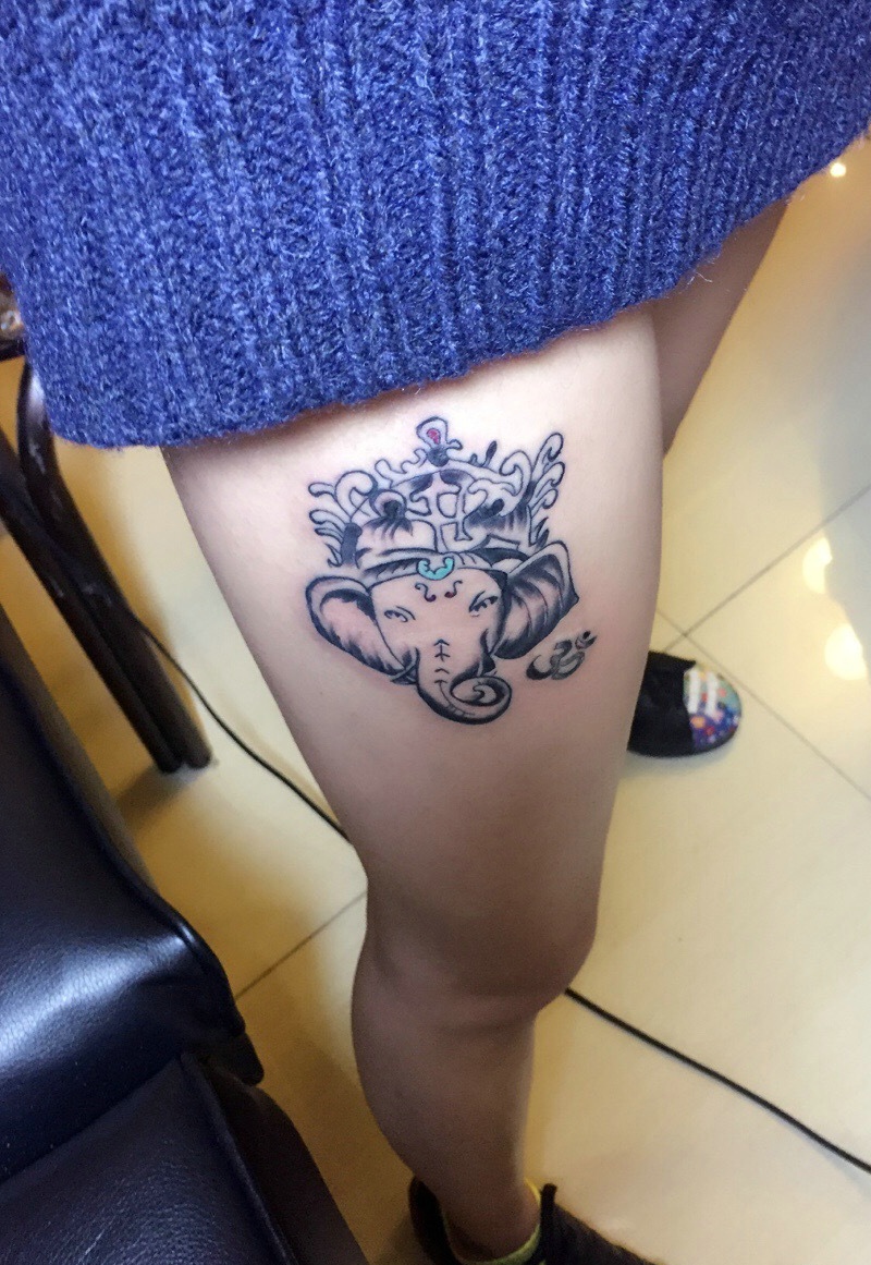 点击大图看下一张：大腿一只小象神的女生纹身图案(1/1)