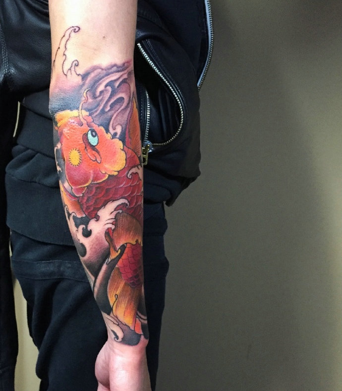 点击大图看下一张：手臂内侧彩色鲤鱼纹身图案(1/1)