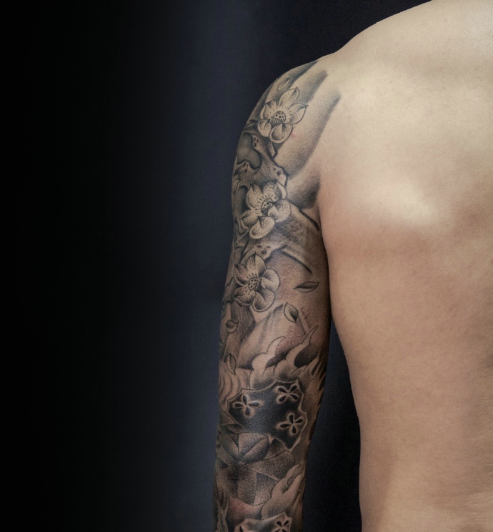 点击大图看下一张：帅气经典的黑白花臂纹身图案(1/3)