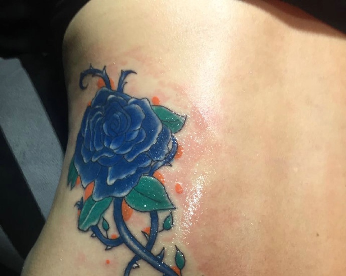 点击大图看下一张：一朵蓝玫瑰侧腰部纹身图片很抢眼(1/3)
