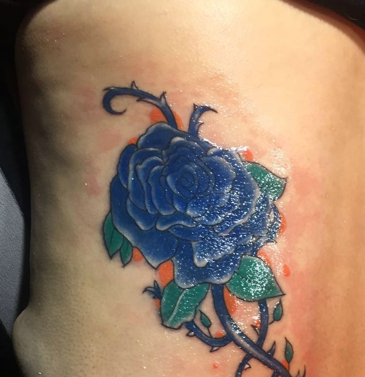 点击大图看下一张：一朵蓝玫瑰侧腰部纹身图片很抢眼(2/3)