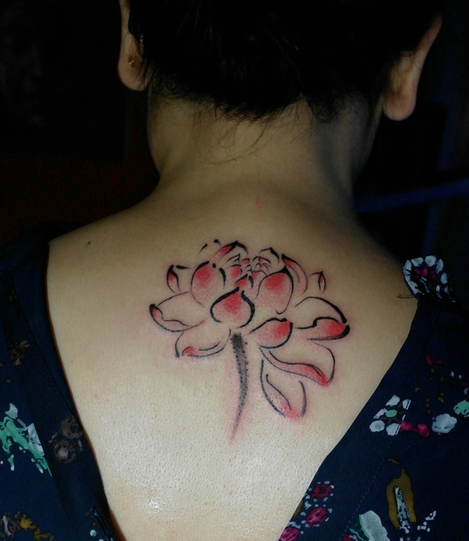 点击大图看下一张：如此盛开的莲花后背纹身图片(1/1)