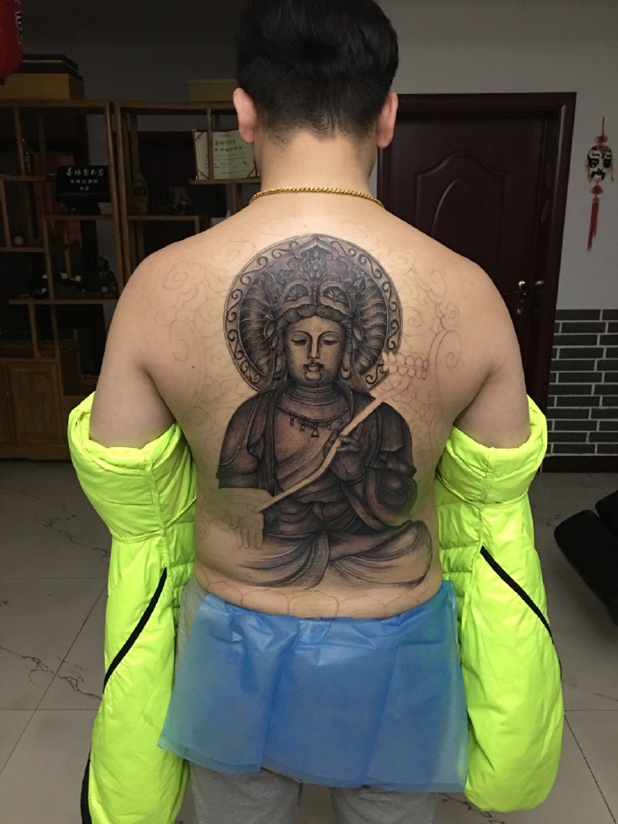点击大图看下一张：勇士男的个性佛像后背纹身图片(1/1)