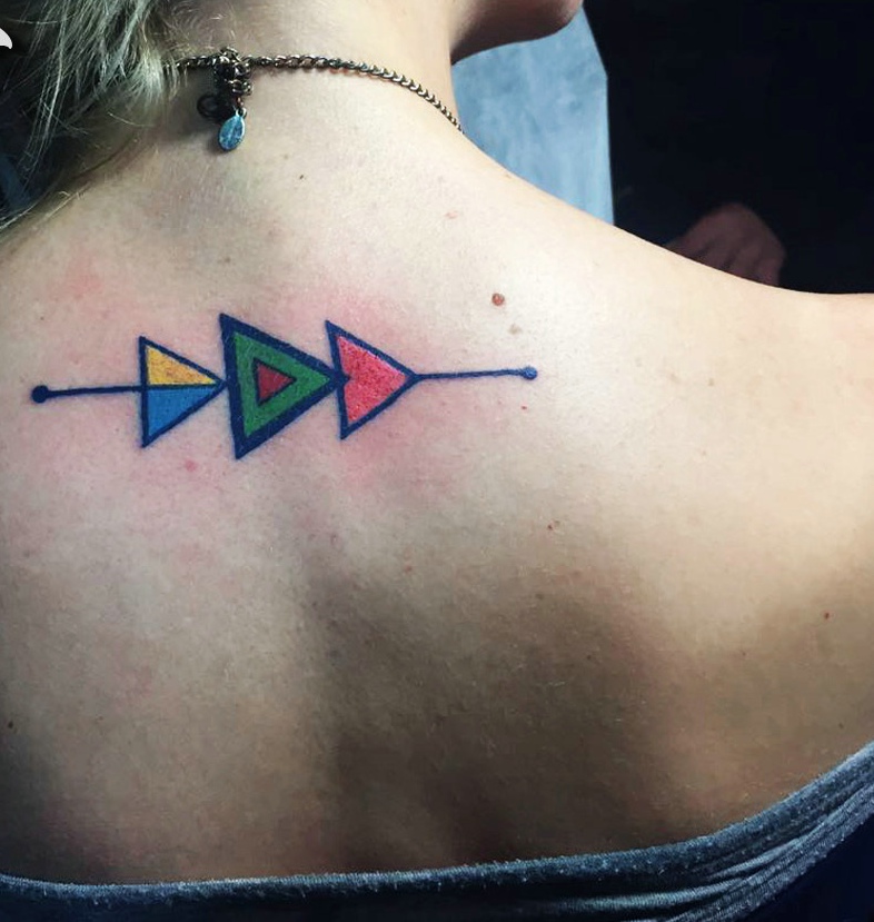 点击大图看下一张:女生后背的个性几何图腾纹身图案(1/1)