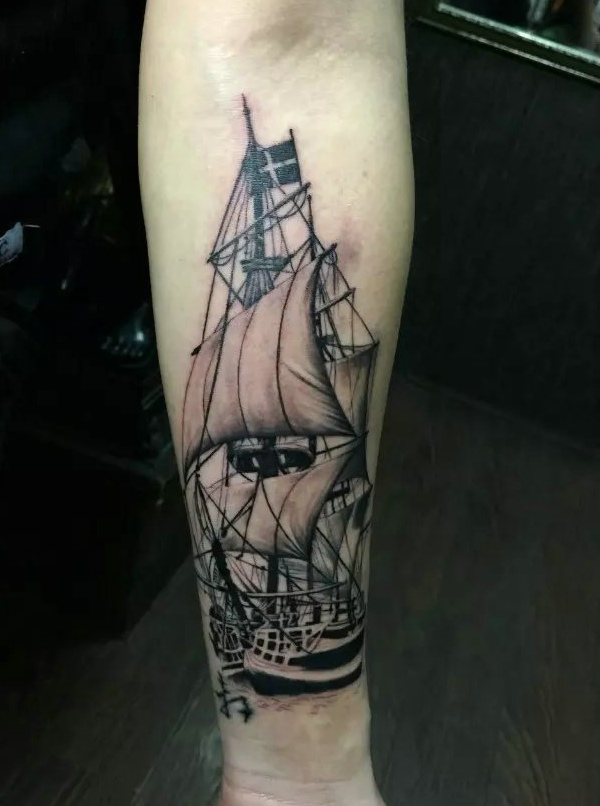 点击大图看下一张：经典的黑白帆船手臂纹身图片(1/1)