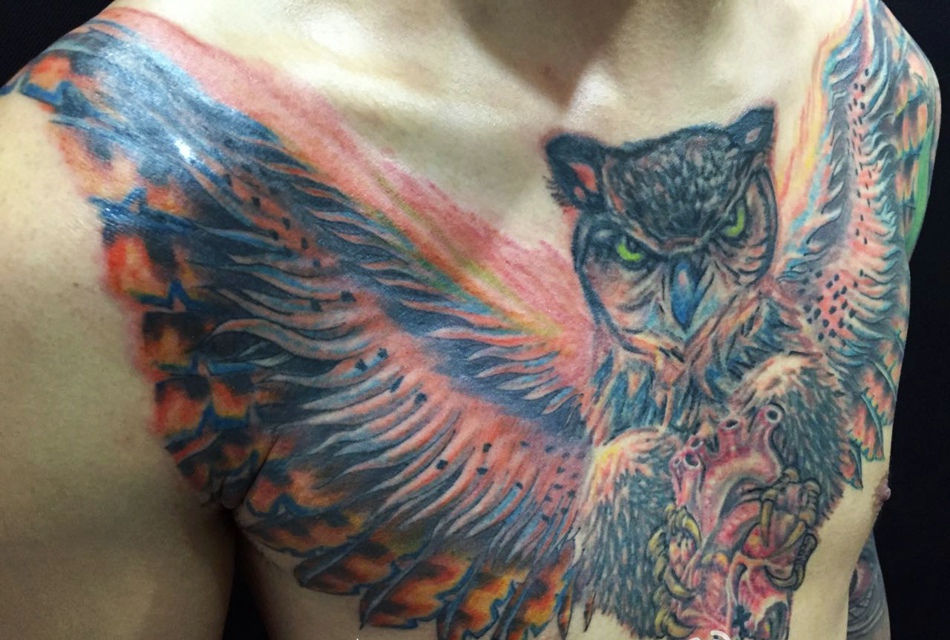 点击大图看下一张：胸前彩色猫头鹰纹身图案特霸气(1/3)