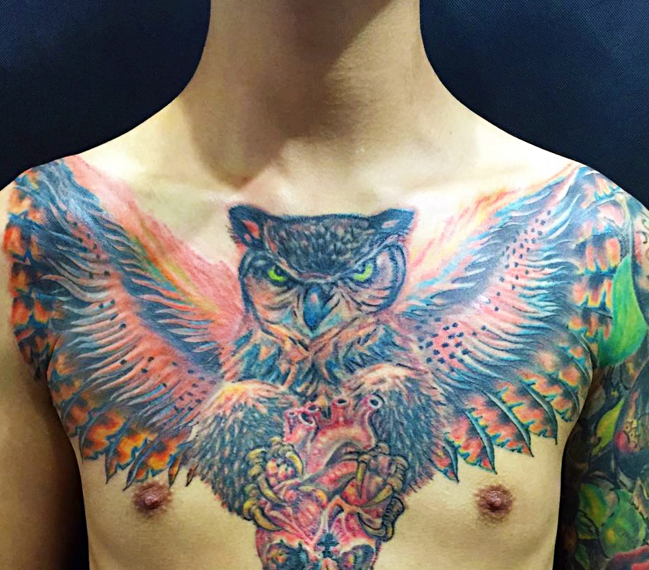 点击大图看下一张：胸前彩色猫头鹰纹身图案特霸气(2/3)