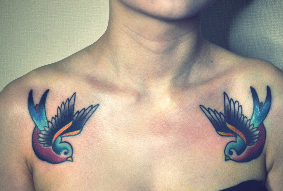 点击大图看下一张：肩膀一对可爱小燕子纹身图片(1/1)