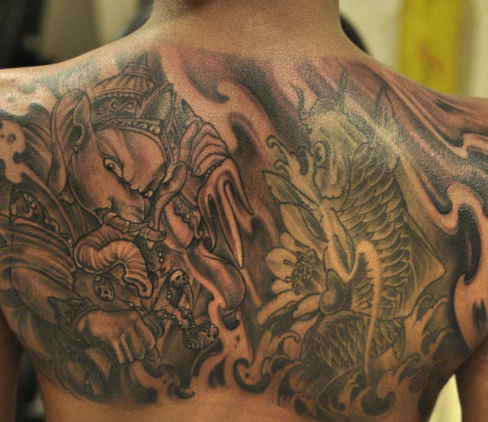 点击大图看下一张：象神和鲤鱼结合的半边背部纹身图案(1/2)