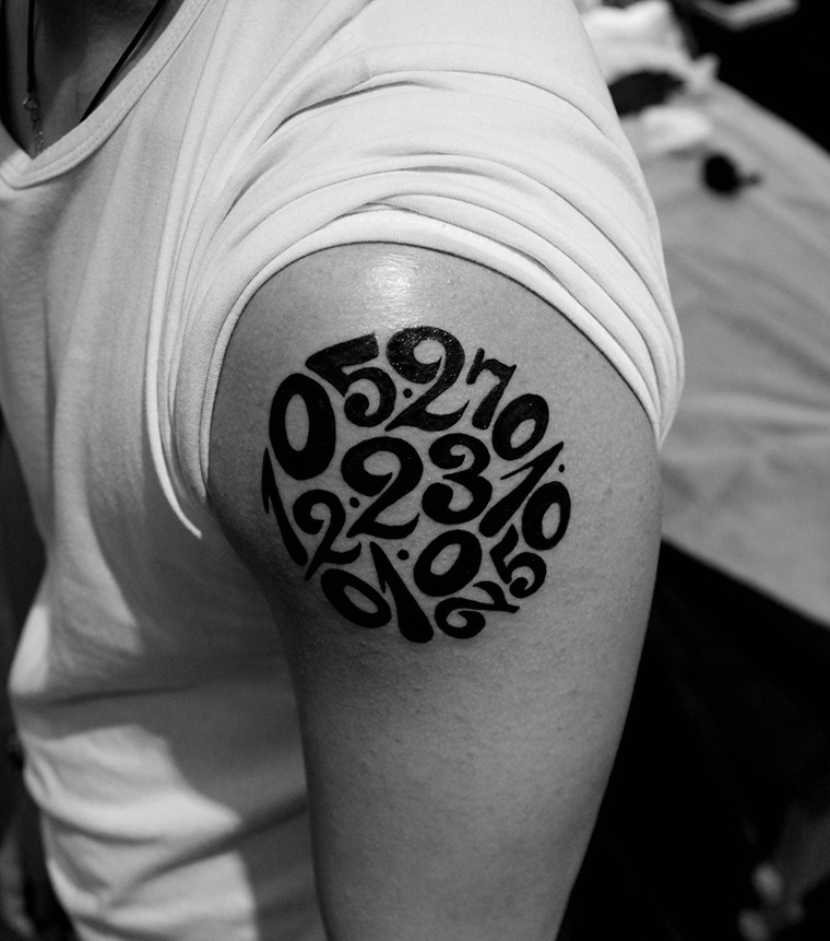 点击大图看下一张：大臂个性的阿拉伯数字纹身图片(1/1)