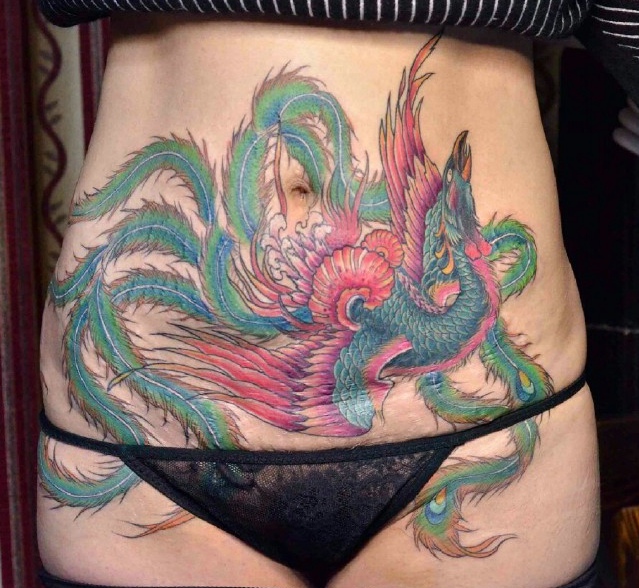 点击大图看下一张：辣妈必备彩色凤凰腹部纹身图案(1/2)