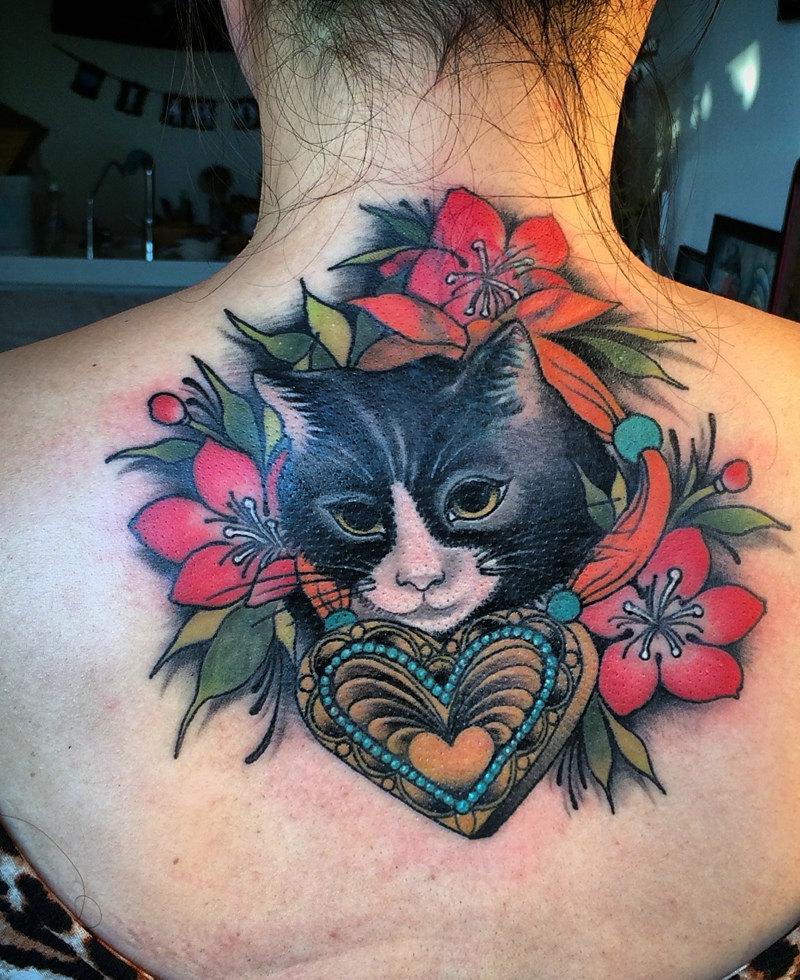 点击大图看下一张：爱心小猫与花朵结合的背部纹身图案(1/1)