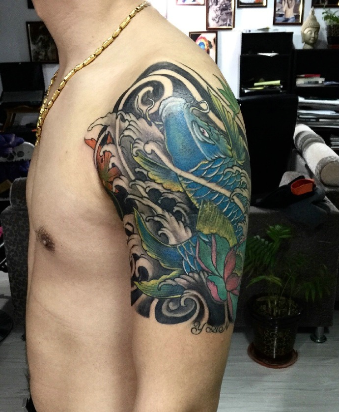 点击大图看下一张：精彩丰富的大臂鲤鱼纹身图片(2/2)