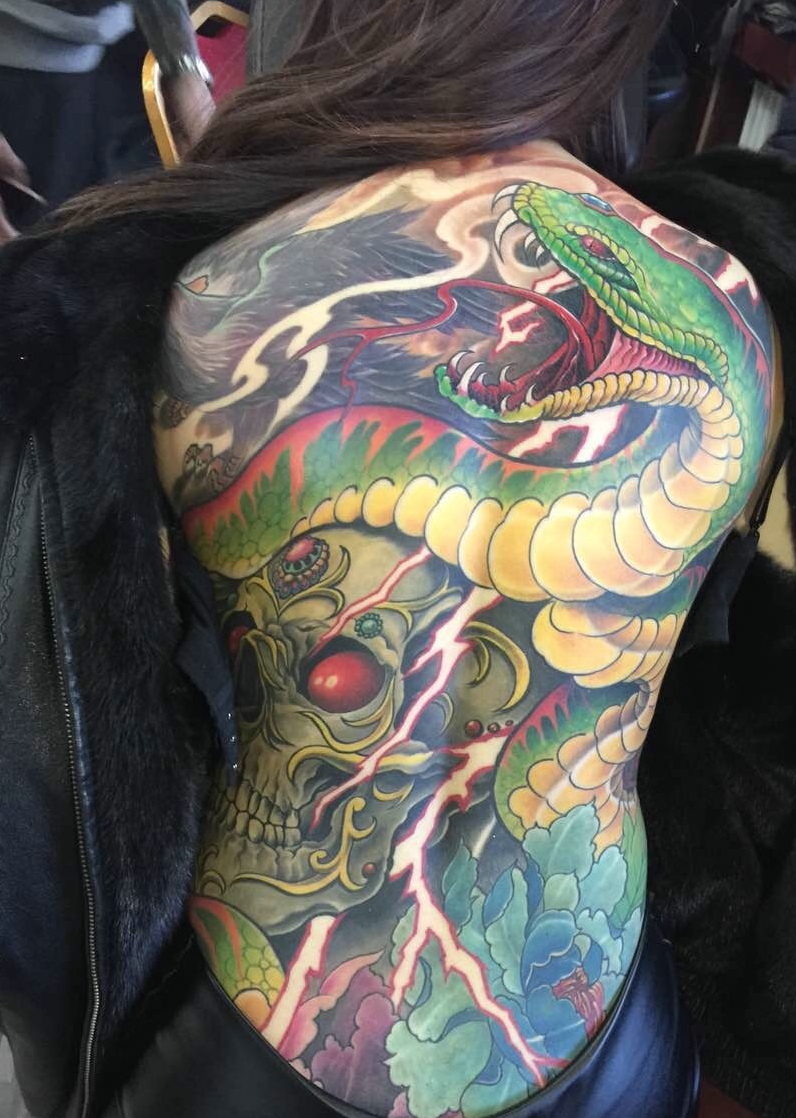 点击大图看下一张：大胆女生满背一条蛇彩色纹身图案(1/1)