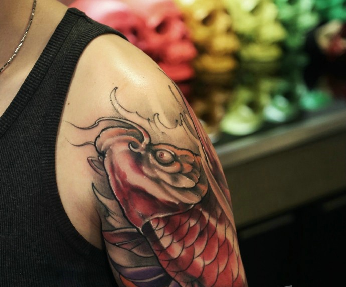 点击大图看下一张：大男士臂一条红色大鲤鱼纹身图案(1/3)