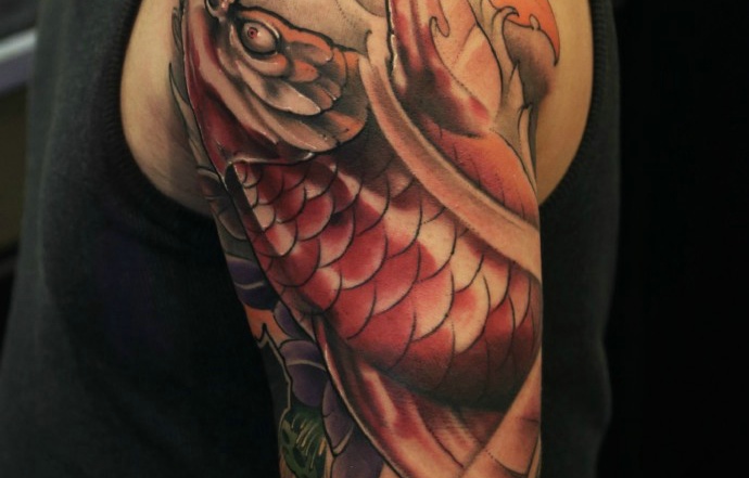点击大图看下一张：大男士臂一条红色大鲤鱼纹身图案(3/3)
