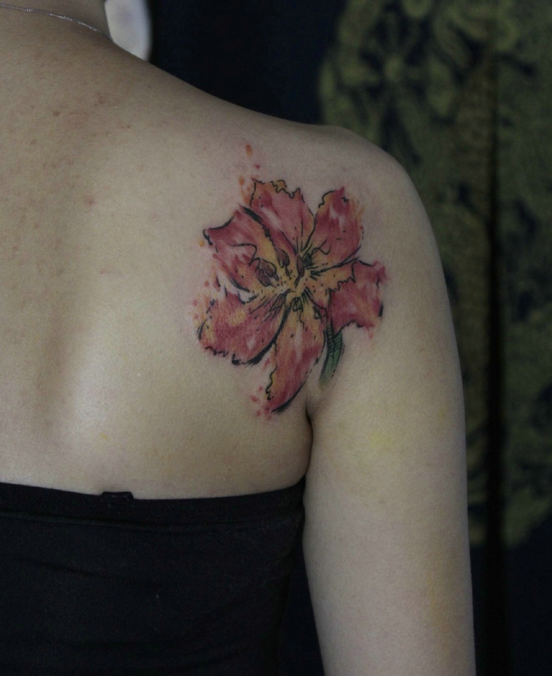 点击大图看下一张：女生背部水彩风格的花朵纹身图片(1/1)