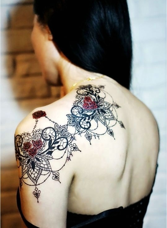 点击大图看下一张：落在女生肩膀的蕾丝玫瑰纹身图案(1/1)