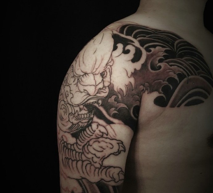 点击大图看下一张：老传统黑白唐狮半甲纹身图片(1/2)